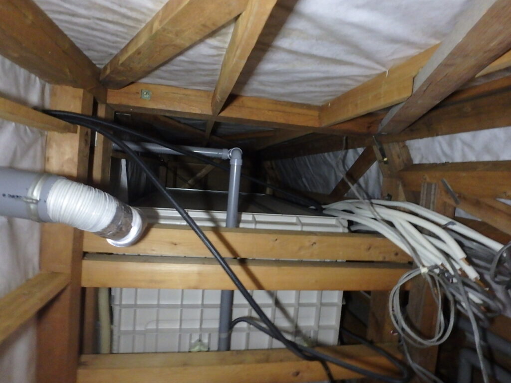 小屋裏の梁と断熱材、換気ダクト