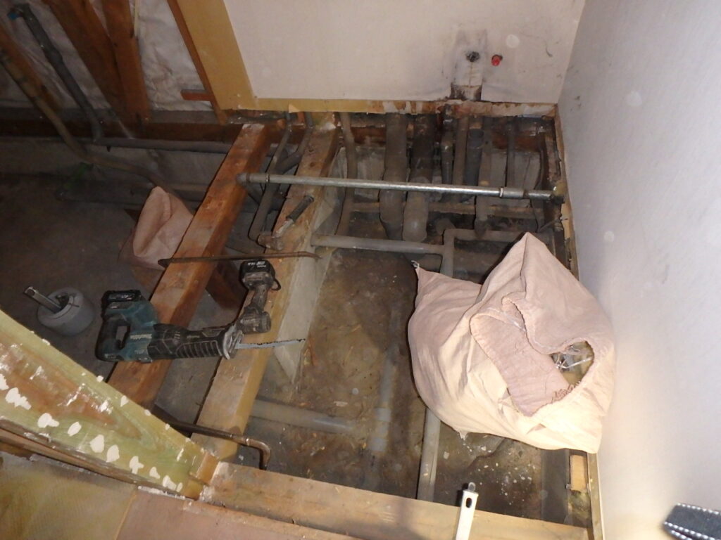 床を開けて確認した古い給排水管