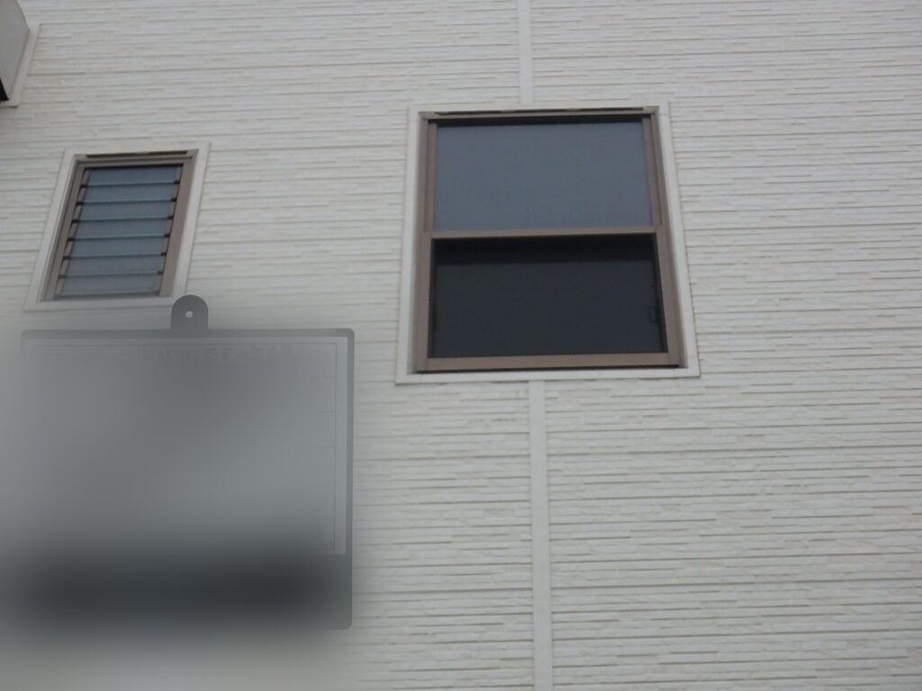 施工前の茶色いアルミサッシの窓